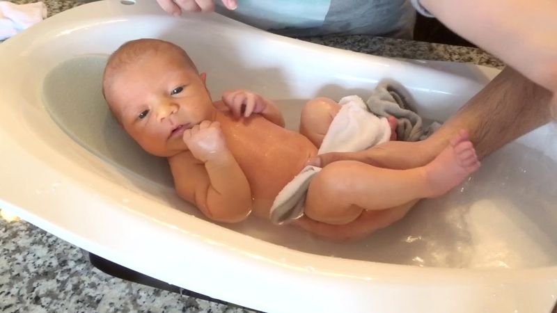 Yeni doğan bebek nasıl yıkanır? Yenidoğan bebeğin ilk banyosu
