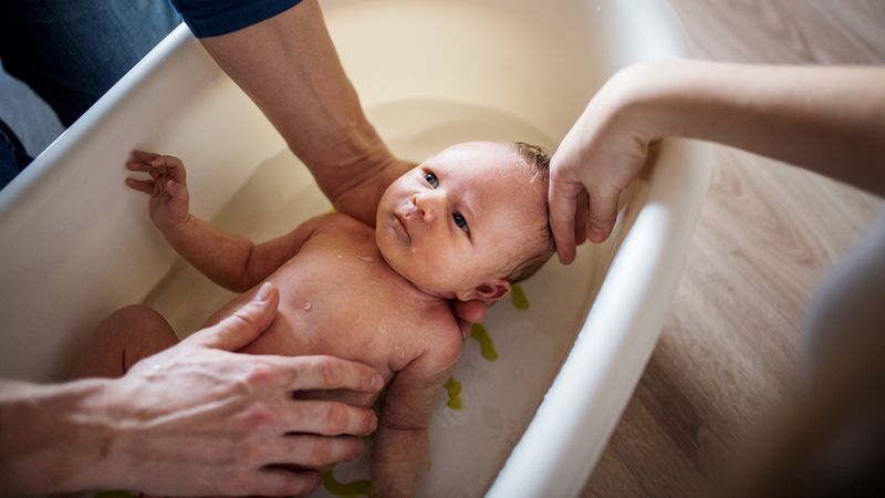 yeni dogan bebek nasil yikanir bebegin ilk banyosu bebekbakim net