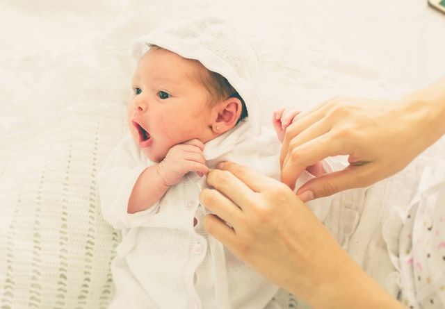 Bebeklerde Reflü Nedir? Belirtileri ve Tedavisi (Bebek Reflüsü)